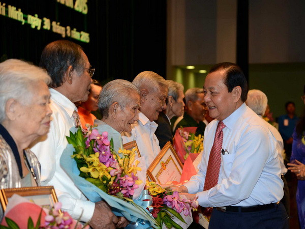 Thành phố Hồ Chí Minh tổ chức trao tặng Huy hiệu Đảng đợt 2/9 ảnh 1