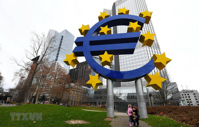 Biểu tượng đồng euro. (Ảnh: THX/TTXVN) Trọng tâm chiến lược thương mại mới của Liên minh châu Âu ảnh 1