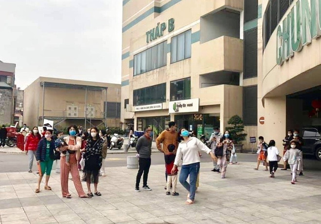 Người dân đã kịp di chuyển xuống tầng 1 khu chung cư và thoát ra ngoài. (Ảnh: TTXVN/phát) Hà Nội: Cháy ở chung cư Mipec Long Biên khiến nhiều người hốt hoảng ảnh 1