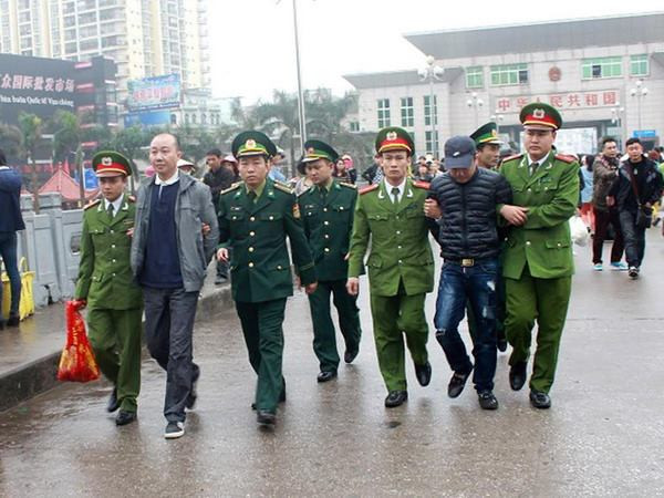 Quảng Ninh tiếp nhận 2 đối tượng truy nã từ công an Trung Quốc ảnh 1