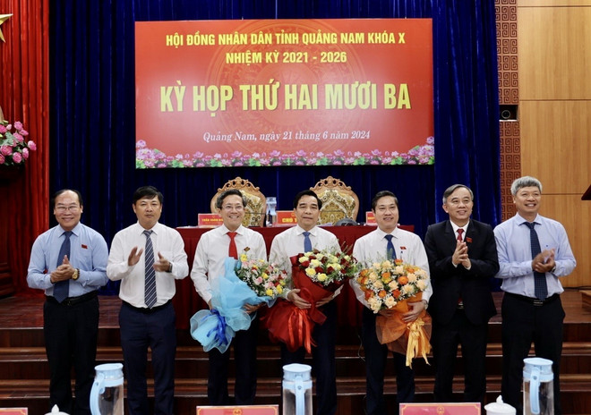 Chúc mừng Chủ tịch và các phó chủ tịch Ủy ban Nhân dân tỉnh Quảng Nam nhiệm kỳ 2021-2026. (Ảnh Trần Tĩnh/TTXVN) TTXVN_2106canboQuangnam2.jpg