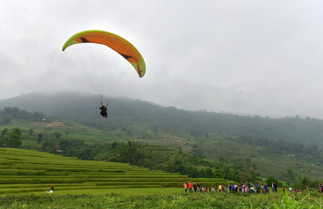 Độc đáo màn bay dù lượn lần đầu tiên tổ chức ở Tuyên Quang ảnh 1