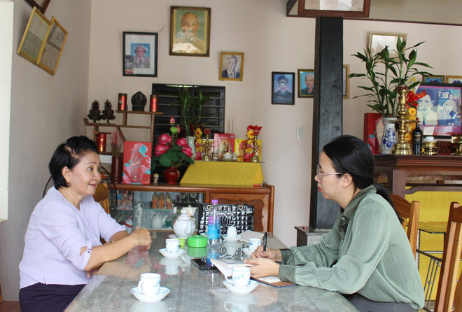 Phóng viên TTXVN trò chuyện với bà Nguyễn Thị Ngọc Bích, em gái liệt sĩ Nguyễn Thị Ngọc Oanh về sự kiện gia đình bà may 2 lá cờ giải phóng trước những năm 1975. (Ảnh: Phan Sáu/TTXVN) TTXVN_2704maycogiaiphong2.jpg