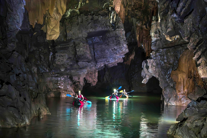 Khách du lịch tham quan quần thể hang động tại Vườn Quốc gia Phong Nha-Kẻ Bàng. (Ảnh: TTXVN phát) TTXVN_2704dulichQuangbinh2.jpg
