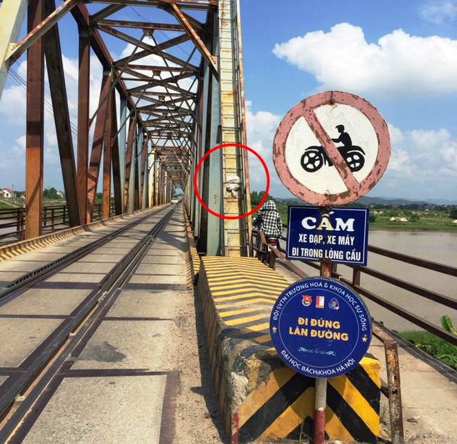 Nhân viên đường sắt dũng cảm cứu người ngã xuống sông Lục Nam ảnh 1