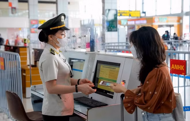 Dùng giấy tờ giả, một nữ hành khách bị cấm bay trong 12 tháng ảnh 1