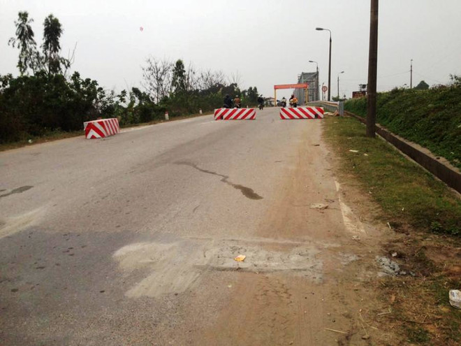 Phú Thọ: Người dân quây trạm thu phí BOT phản đối việc ép đi cầu mới ảnh 1