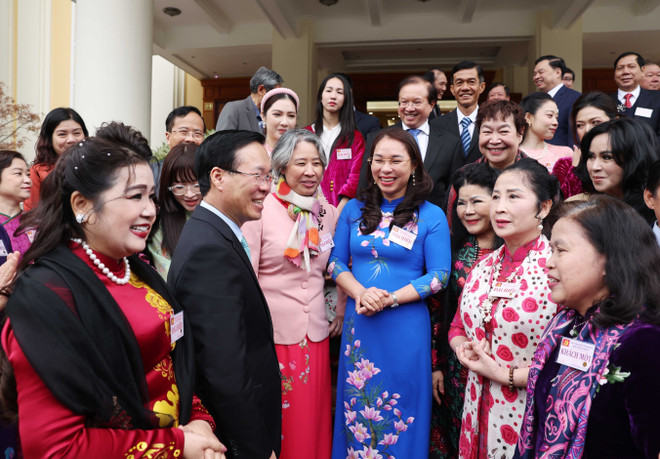 Chủ tịch nước Võ Văn Thưởng với các đại biểu. (Ảnh: Thống Nhất/TTXVN) ttxvn_lanh_dao_dang_nha_nuoc_gap_mat_dai_bieu_1.jpg