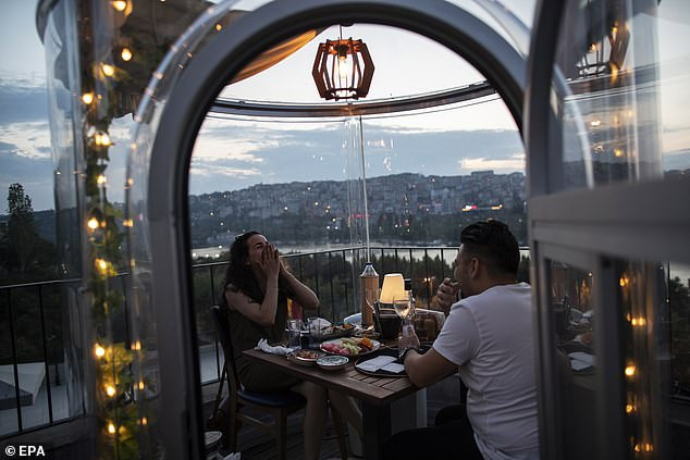 Kỳ lạ những chiếc lều khí sạch diệt COVID-19 tại nhà hàng Thổ Nhĩ Kỳ ảnh 1