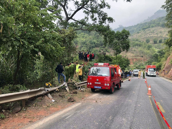 Lực lượng chức năng có mặt tại vị trí vụ tai nạn để cứu nạn, cứu hộ. (Ảnh: TTXVN phát) Sơn La: Xe tải lao xuống vực sâu, 3 người trên xe thương vong ảnh 2