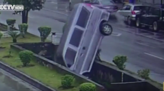 [Video] Xe ôtô cắm đầu xuống rãnh nước sau tai nạn hy hữu ảnh 1