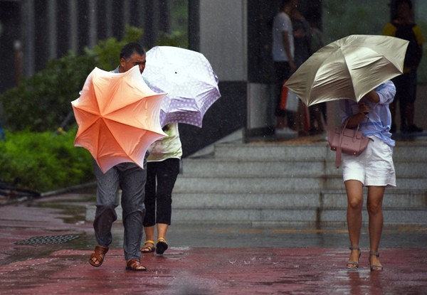 Quét qua Hong Kong và Macau, bão Pakhar đổ bộ vào Nam Trung Quốc ảnh 1