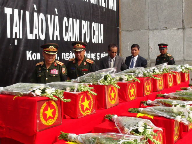An táng hài cốt liệt sỹ quân tình nguyện Việt Nam hy sinh tại Lào ảnh 1