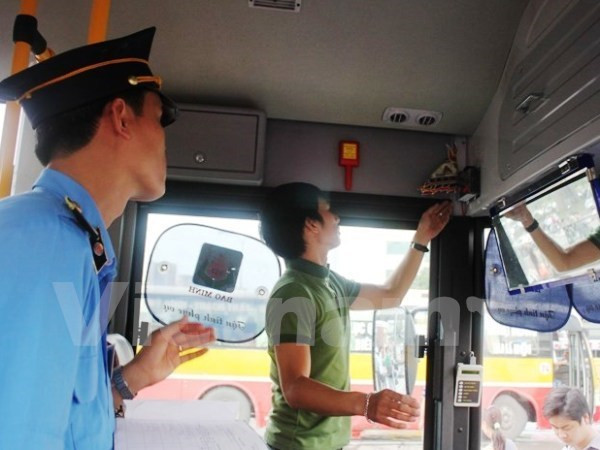 Thanh tra giao thông kiểm tra thiết bị hộp đen được lắp đặt trên xe khách. (Ảnh: Việt Hùng/Vietnam+) Hơn 8.300 xe bị thu hồi phù hiệu thông qua giám sát dữ liệu hộp đen ảnh 1