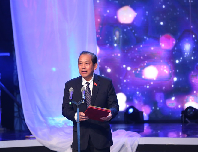 Phó Thủ tướng Chính phủ Trương Hòa Bình đọc thông điệp an toàn giao thông, kêu gọi người dân sống có trách nhiệm vì bản thân, cộng đồng và xã hội. (Ảnh: Huy Hùng/TTXVN) Xúc động Lễ tưởng niệm nạn nhân tử vong do tai nạn giao thông ảnh 3