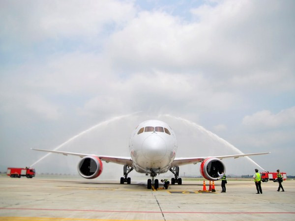 Hãng hàng không Kenya Airways khai thác đường bay đến Việt Nam. (Ảnh: Võ Phương/Vietnam+) Cục Hàng không: Chưa có ý định nâng phí sân bay với các chuyến quốc tế ảnh 1
