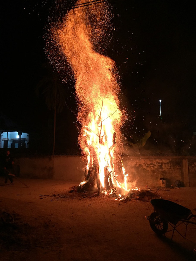 Độc đáo phong tục đốt lửa trại đêm giao thừa đón năm mới ở xứ Nghệ ảnh 8