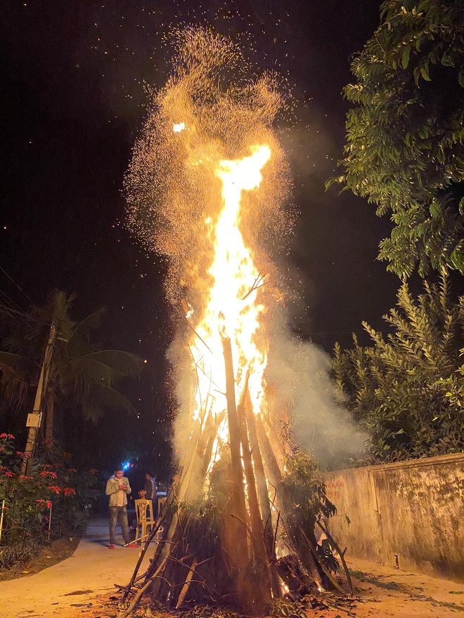 Độc đáo phong tục đốt lửa trại đêm giao thừa đón năm mới ở xứ Nghệ ảnh 7