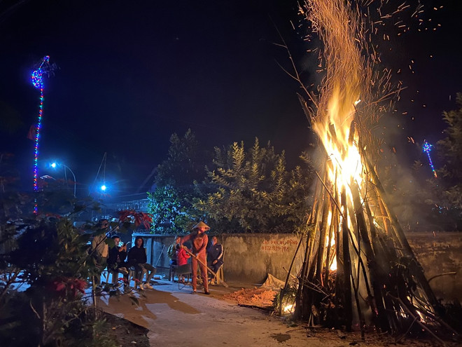 Độc đáo phong tục đốt lửa trại đêm giao thừa đón năm mới ở xứ Nghệ ảnh 4