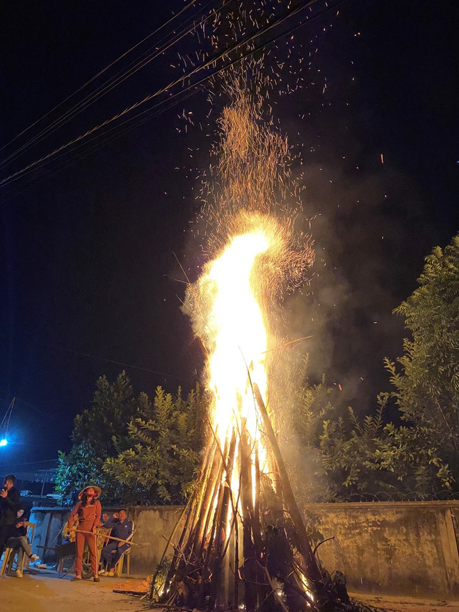 Độc đáo phong tục đốt lửa trại đêm giao thừa đón năm mới ở xứ Nghệ ảnh 5