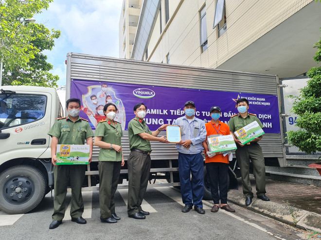 Vinamilk ủng hộ thêm sản phẩm và thiết bị y tế cho lực lượng tuyến đầu ảnh 6