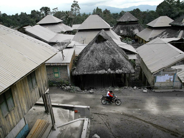 Indonesia: Hàng nghìn người sơ tán do núi lửa phun trào ảnh 1