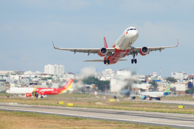 Du khách ‘mãn nhãn’ màn bay biểu diễn khinh khí cầu lớn nhất Việt Nam ảnh 1