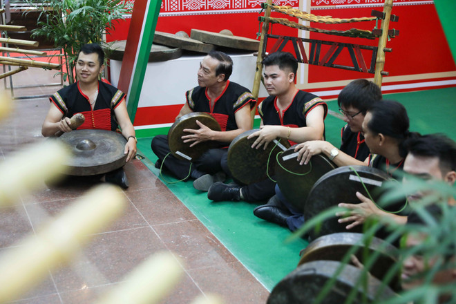 Trình diễn di sản văn hóa cồng chiêng Tây Nguyên. (Ảnh: Thanh Tùng/TTXVN) Bảo tồn và phát huy giá trị không gian văn hóa cồng chiêng Tây Nguyên ảnh 1