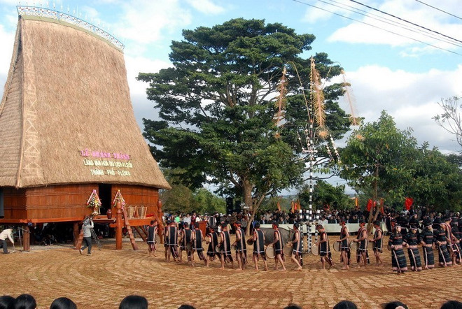 Đánh cồng chiêng, múa hát mừng ngày khánh thành làng văn hóa du lịch Pleôp. (Ảnh: Sỹ Huynh/TTXVN) Bảo tồn và phát huy giá trị không gian văn hóa cồng chiêng Tây Nguyên ảnh 3