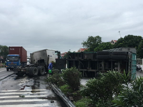 Xe container lật giữa Quốc lộ 5 đè dải phân cách, giao thông ủn tắc ảnh 1