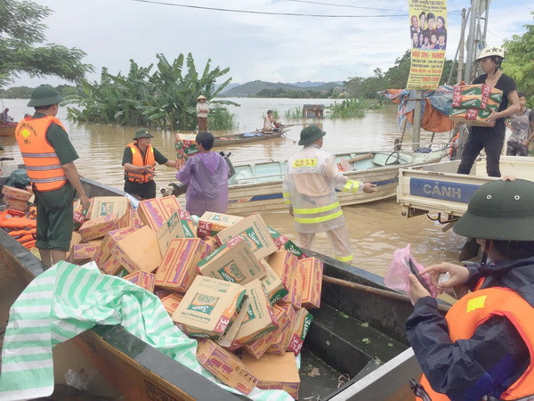 Hội Chữ thập Đỏ và Mặt trận Tổ quốc cứu trợ đồng bào vùng lũ ảnh 1