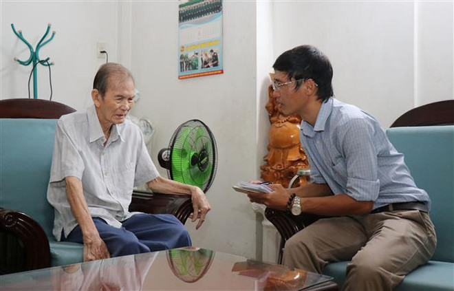 Thiếu tướng Trần Thành Lập (trái), nguyên Chính ủy Đoàn 10 đặc công Rừng Sác chia sẻ về một thời anh hùng của Đoàn 10. (Ảnh: Xuân Khu/TTXVN) Vang danh Rừng Sác - Những ký ức về một thời trai trẻ ảnh 1