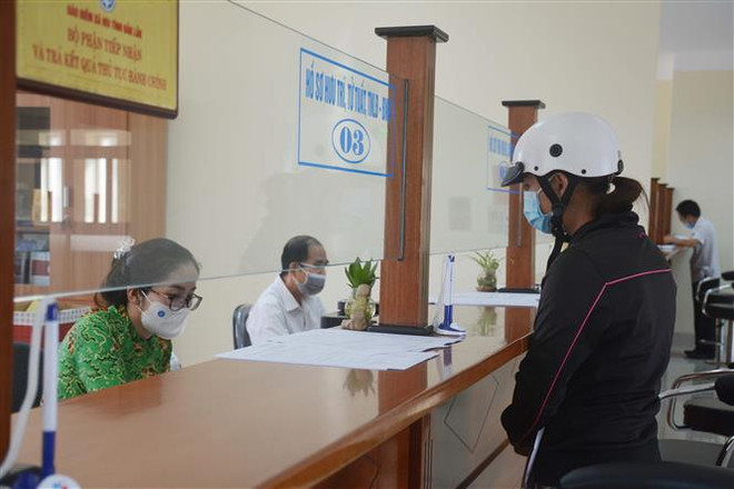 Bảo hiểm Xã hội tỉnh Đắk Lắk hỗ trợ xác nhận cho doanh nghiệp, người lao động dừng việc hoặc dừng đóng bảo hiểm xã hội để được thụ hưởng chính sách theo Nghị quyết 68. (Ảnh: Hoài Thu/TTXVN) Hoàn thiện chính sách pháp luật về bảo hiểm xã hội, bảo hiểm y tế ảnh 2