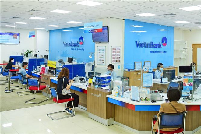 Tại nhóm cổ phiếu ngân hàng, sắc đỏ chiếm ưu thế. (Ảnh minh họa: Trần Việt/TTXVN) Thị trường chứng khoán trồi sụt mạnh trong phiên sáng 27/9 ảnh 1