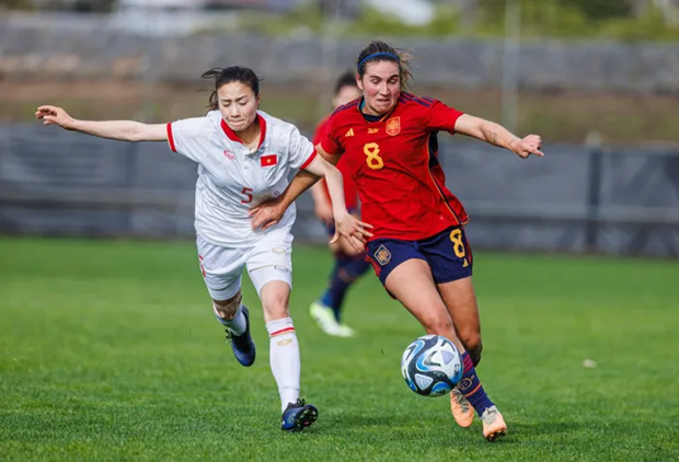Tuyển Nữ Việt Nam (áo trắng) trong trận giao hữu với Tây Ban Nha. World Cup nữ 2023: HLV Mai Đức Chung và nỗi niềm của vị tướng già ảnh 2