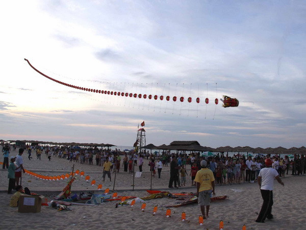 Thả diều, xem biểu diễn máy bay ở Festival Thuận An biển gọi ảnh 1