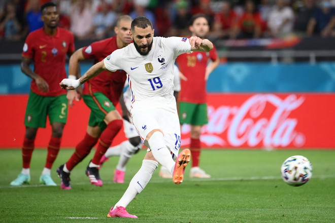 Benzema ghi bàn giúp Pháp dẫn 2-1 từ chấm 11m. (Nguồn: AFP) Ronaldo lập cú đúp, Bồ Đào Nha thẳng tiến vòng 1/8 EURO 2020 ảnh 2