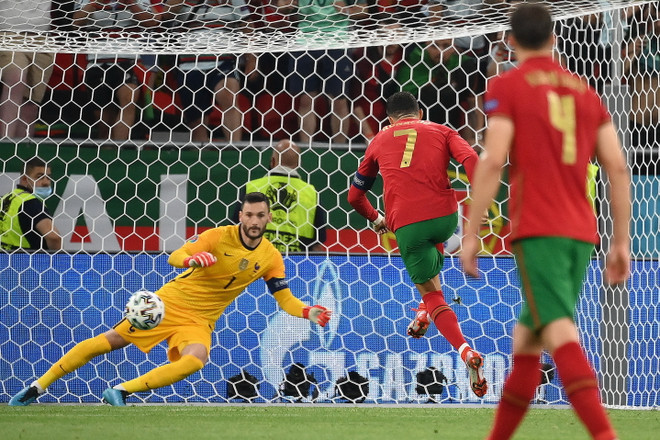 Ronaldo ghi bàn từ chấm phạt đền 11m. (Nguồn: Getty Images) Ronaldo lập cú đúp, Bồ Đào Nha thẳng tiến vòng 1/8 EURO 2020 ảnh 1
