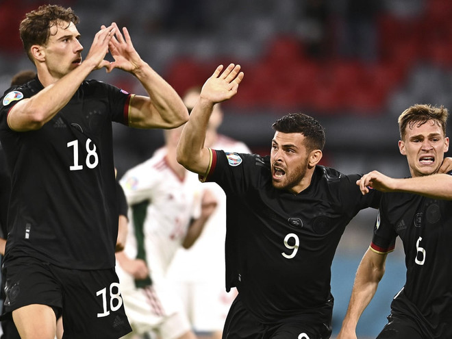 Leon Goretzka (trái) đưa tuyển Đức vào vòng 1/8. (Nguồn: EPA) Ronaldo lập cú đúp, Bồ Đào Nha thẳng tiến vòng 1/8 EURO 2020 ảnh 3