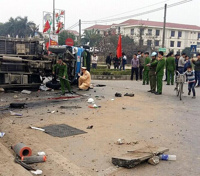 Hà Nội: Tàu hỏa đâm và kéo lê xe tải làm 5 người bị thương ảnh 1