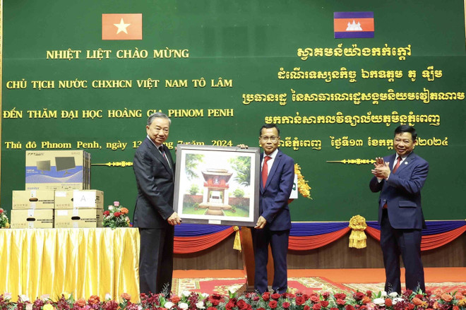 Chủ tịch nước Tô Lâm tặng quà Đại học Hoàng gia Phnom Penh. (Ảnh: Nhan Sáng/TTXVN) TTXVN_1307ChutichnuocDaihocPhnomPenh.jpg