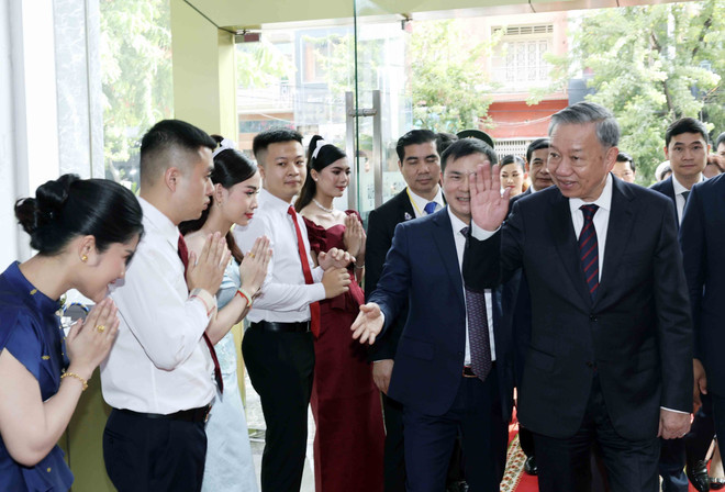 Chủ tịch nước Tô Lâm thăm Công ty Viettel Campuchia (Metfone). (Ảnh: Nhan Sáng/TTXVN) TTXVN_1307ChutichnuocMetfoneCampuchia2.jpg