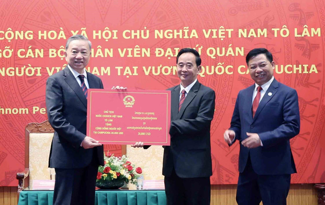 Chủ tịch nước Tô Lâm tặng quà cho Hội người Khmer gốc Việt tại Campuchia. (Ảnh: Nhan Sáng/TTXVN) TTXVN_1307ChutichnuockieubaoCampuchia3.jpg