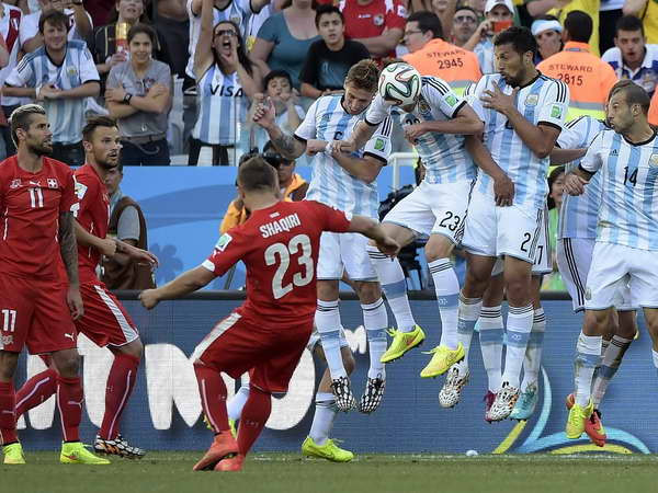 Messi thừa nhận Argentina gặp may khi vượt qua Thụy Sĩ ảnh 1