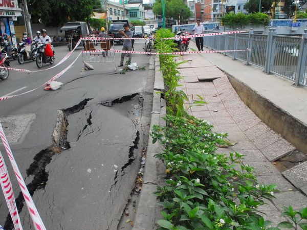 TP.HCM: Tái xuất hiện “hố tử thần” trên đường Trường Sa ảnh 1