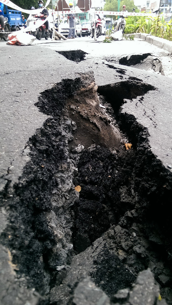 TP.HCM: Tái xuất hiện “hố tử thần” trên đường Trường Sa ảnh 2