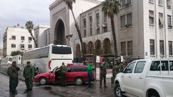 Hiện trường vụ đánh bom nhằm vào trụ sở tòa án. (Nguồn: AFP)_ Syria: Tiếp tục xảy ra đánh bom liều chết ở thủ đô Damascus ảnh 1