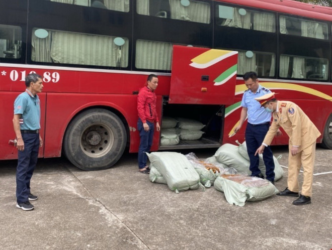 Quảng Ninh: Tiêu huỷ gần 500kg lòng lợn sấy khô ẩm mốc, bốc mùi ảnh 1