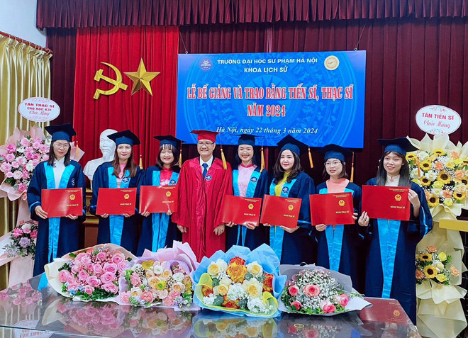 Cô Phạm Tường Vân (thứ ba từ phải sang) nhận bằng Thạc sỹ lịch sử vào tháng Ba. (Ảnh: CTV/Vietnam+) 5c111af3-34bd-4fa5-a50f-53ac48076a42.jpg