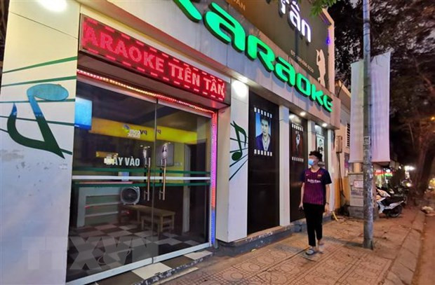 Quán karaoke đóng cửa để phòng chống dịch COVID-19 (Ảnh: Thành Đạt/TTXVN) Thu thuế đối với dịch vụ ‘cắt tóc, gội đầu…’ đã thực hiện từ năm 2015 ảnh 1